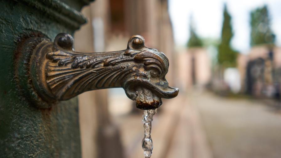 <p>Спират водата във фонтаните в Милано</p>