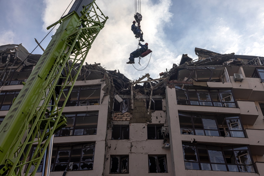 <p>Най-малко 5 ранени в Киев при ракетния удар по жилищна сграда</p>
