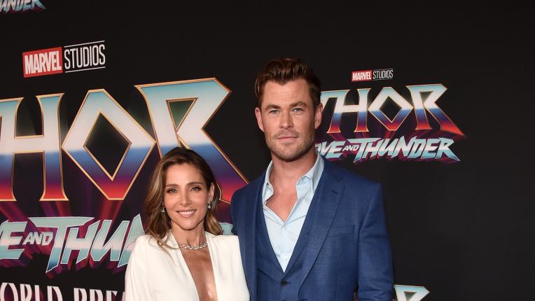  Великолепие в бяло и синьо: Елза Патаки и Крис Хемсуърт на аления килим в Лос Анджелис 