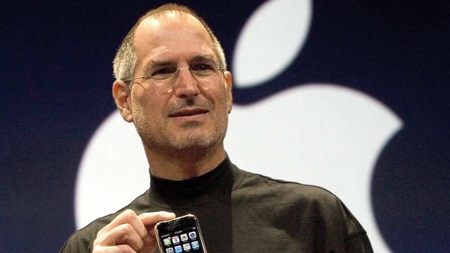 Стив Джобс представя първия iPhone през 2007 г.