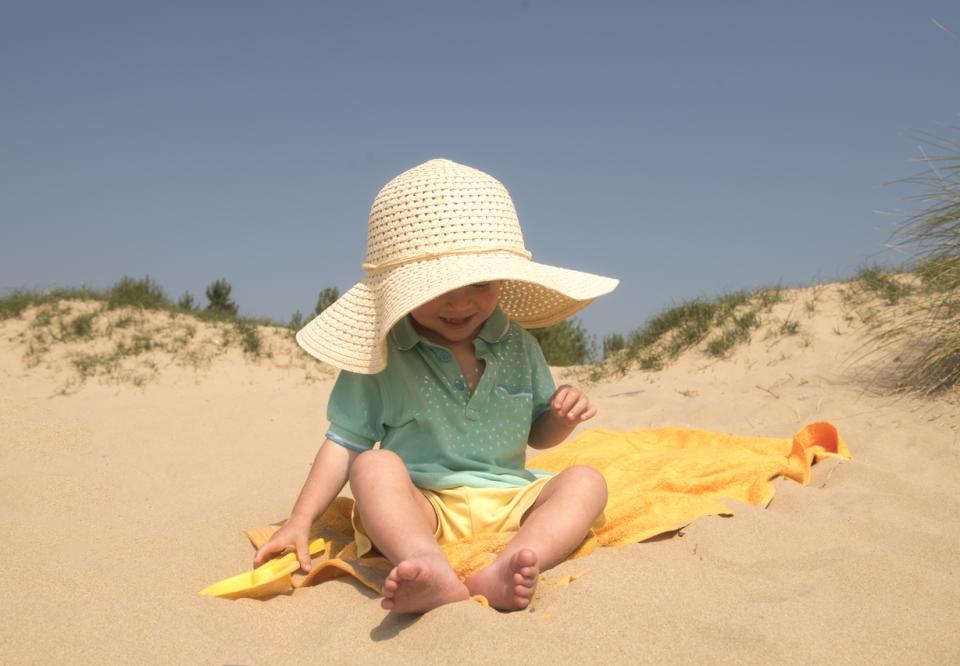 дете бебе плаж море слънце жега