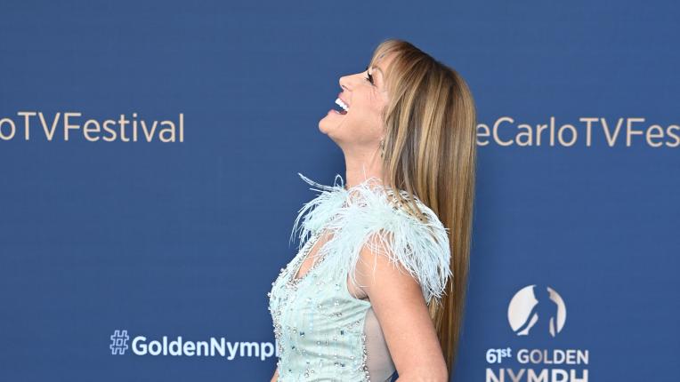 Елегантна в синьо: Джейн Сиймур на закриването на Телевизионния фестивал в Монте Карло