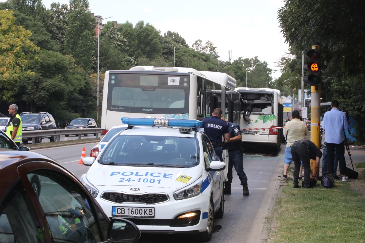 <p>Два автобуса на градския транспорт се удариха в София</p>