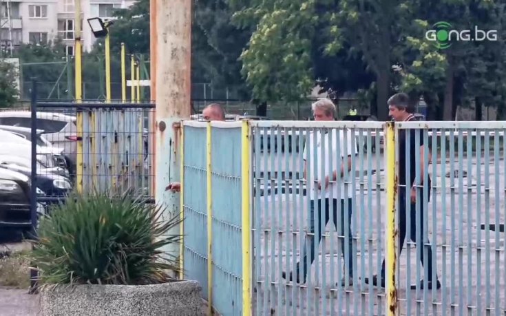 Мъри Стоилов разговаря с Ивков и Боримиров преди тренировката на Левски