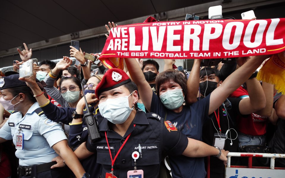 Истински хаос предизвика Ливърпул при пристигането си на летището в