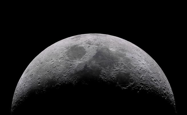 Видимите кратери показват само половината от ударите в историята на Луната