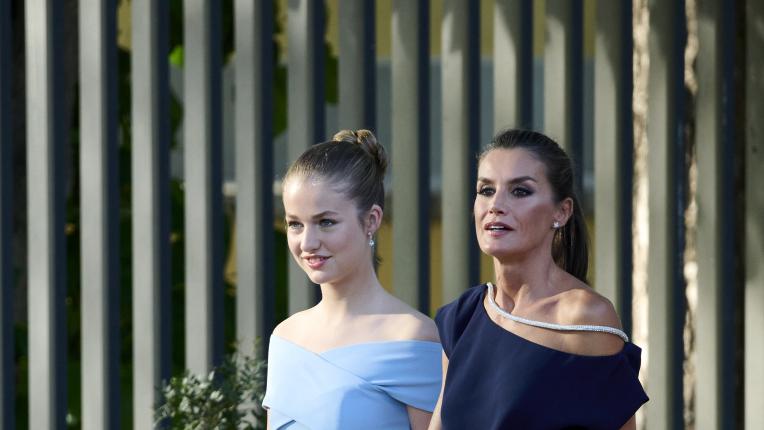 Очарователни в синьо: испанското кралско семейство за връчването на наградите „Принцесата на Жирона“