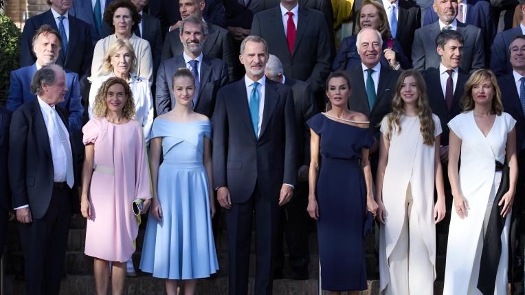  Очарователни в синьо: испанското кралско семейство за връчването на премиите „ Принцесата на Жирона “ 