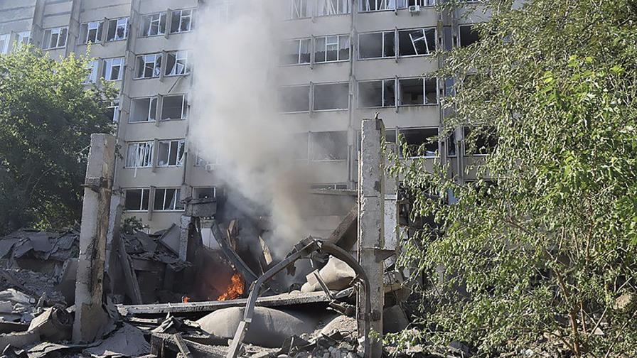 20 души бяха ранени при въздушен удар в предградие на Днепър