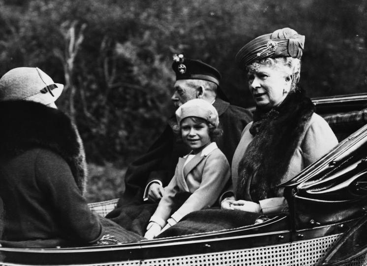 <p>Елизабет в карета между&nbsp;баща си крал Джордж Шести и своята баба кралица Мери в Шотландия, 1935 г.</p>