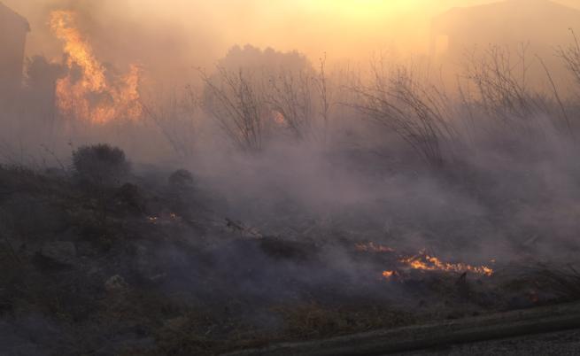 Трети ден ВВС помагат за погасяването на големи горски пожари в страната