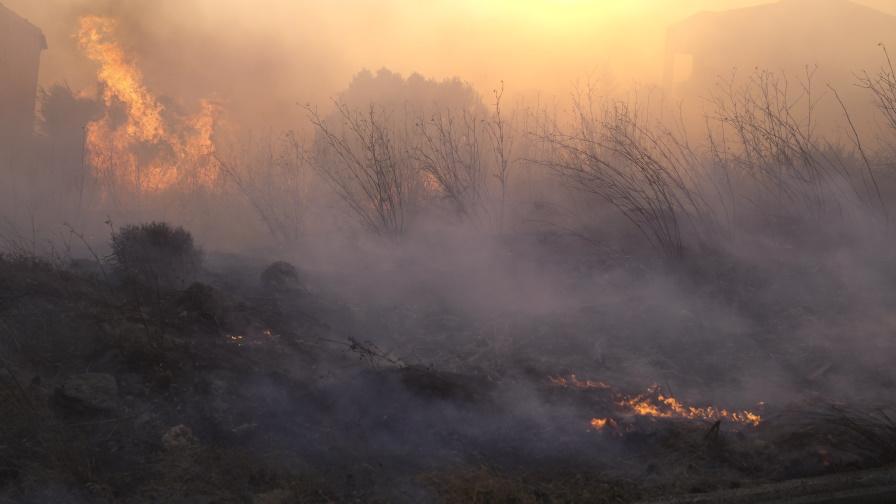 Силен пожар се разрази северно от Атина