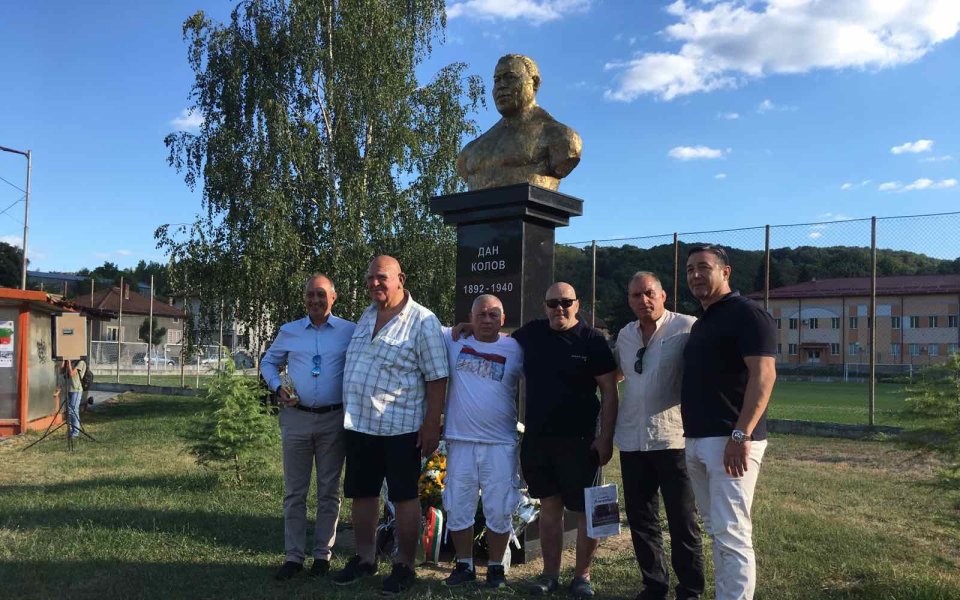 Шампиони почетоха церемонията по откриването на паметник на Дан Колов
