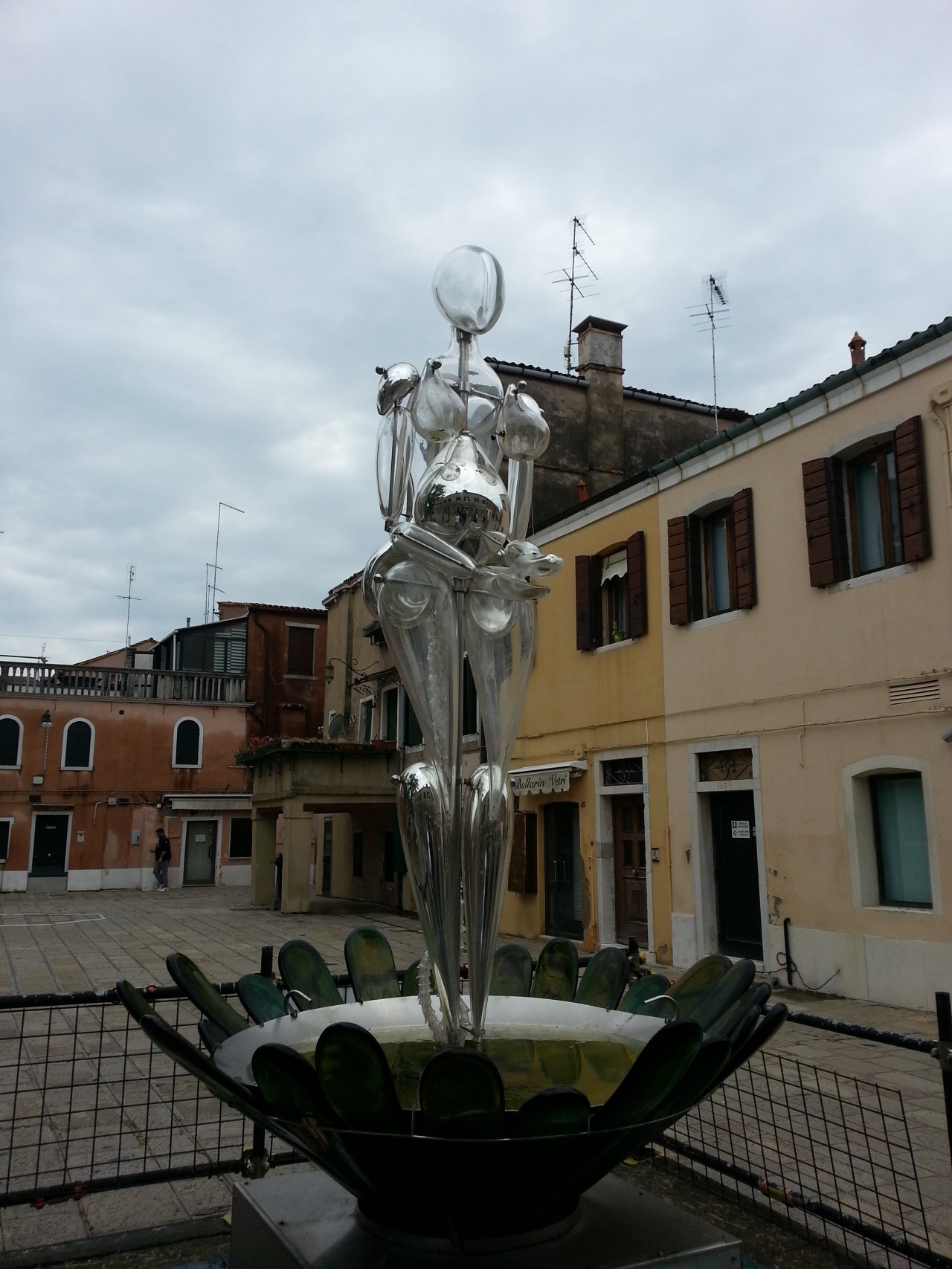 <p>Съвсем близо до Венеция се намира едно малко островно бижу, на което се произвежда известното венецианско стъкло. Този остров се нарича Мурано и освен че е красив и много приятен за разходки, той крие и някои тайни свързани именно с това прочуто венецианско стъкло.</p>

<p><a href="https://www.vesti.bg/lyubopitno/tajnite-na-ostrov-murano-i-venecianskoto-styklo-6147689" target="_blank"><u><strong>Тайните на Мурано и венецианското стъкло вижте тук</strong></u></a></p>