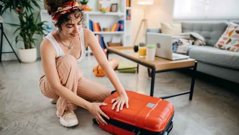 жена пътуване багаж куфар