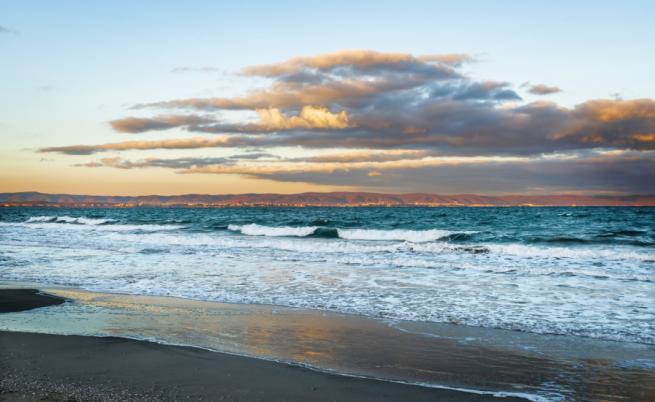 Туристи се натъкнаха на боеприпас на плажа между Поморие и Ахелой