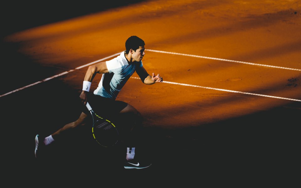 Водачът в схемата Карлос Алкарас се класира за финала на