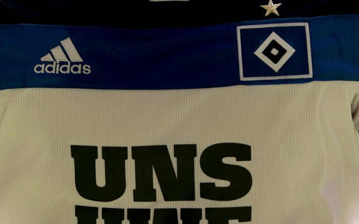 Отборът и феновете на Хамбургер изразиха почитта си към Уве Зеелер