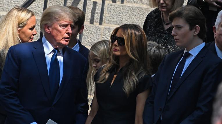  Мелания, Доналд и семейство Тръмп на погребението на Ивана 