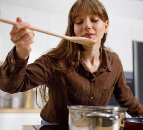 Дървената лъжица е задължителен кухненски атрибут на всяка добре въоръжена домакиня