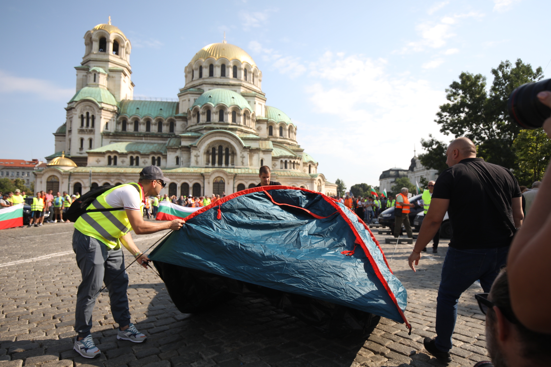 <p>Протестът на пътностроителния бранш затвори движението в района на НС</p>