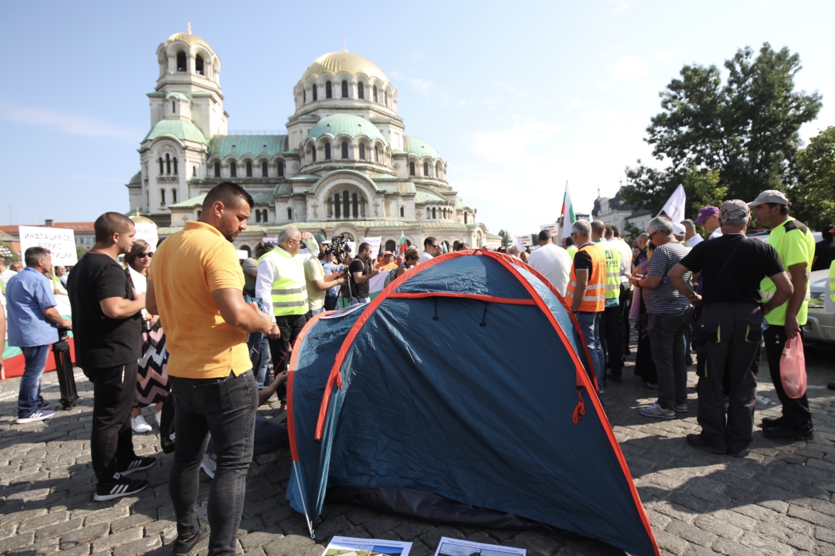 <p>Протестът на пътностроителния бранш затвори движението в района на НС</p>