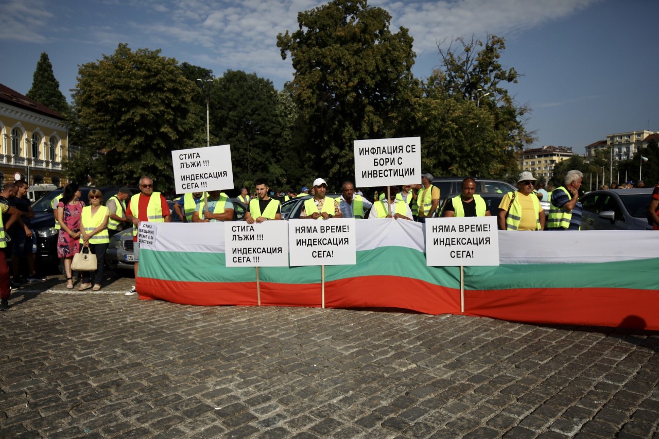 Протестът на пътностроителния бранш затвори движението в района на НС