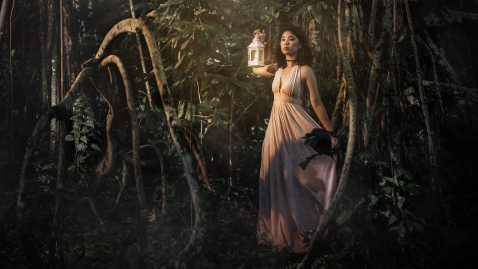 жена гора фенер светлина нощ мистично магично гора