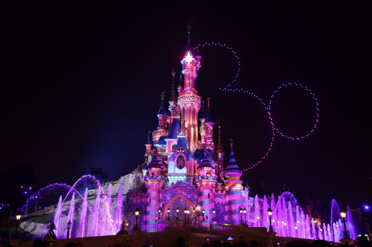 <p><strong>Disneyland (Париж, Франция)</strong></p>

<p>Disneyland Париж е развлекателен комплекс в Шеси, Франция - град, разположен на 32 км източно от центъра на Париж.&nbsp;Включва два тематични парка, много хотели, Disney Nature Resorts, търговски комплекс, ресторанти и места за забавление, голф игрище, както и няколко зони за отдих и места за най-малките.</p>