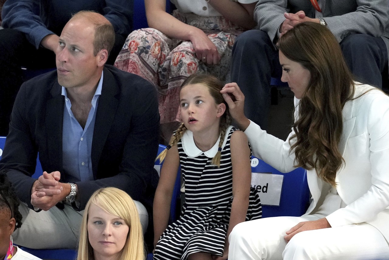 <p>Принцеса Шарлот, дъщерята на принц Уилям и херцогиня Катрин, открадна вниманието на публиката на състезание по плуване. Малката принцеса очарова всички с невинното си и забавно поведение по време на Игрите на Британската общност</p>