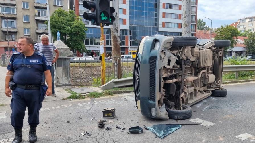 Зрелищна катастрофа в столицата: Автомобил...