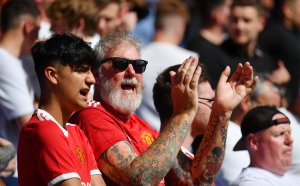 Грозни сцени: фенове на Юнайтед се млатят на „Олд Трафорд”
