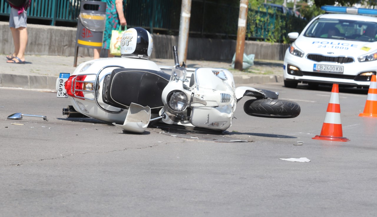 <p>Мотор и лек автомобил се удариха на ул. &bdquo;Проф. Марко Семов&ldquo; пред входа на УСБАЛ по онкология в столицата</p>