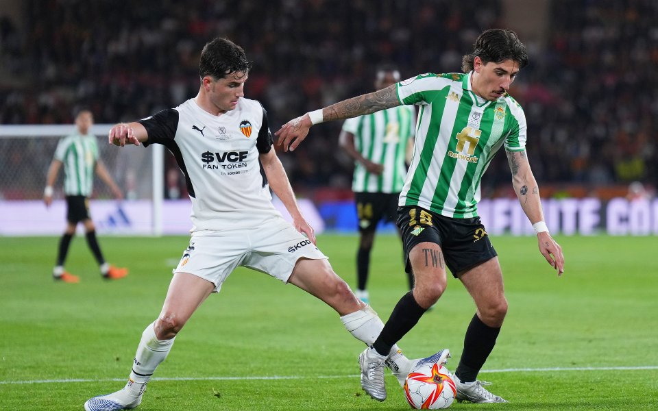 Барселона не успя да привлече Сесар Аспиликуета и сега търси