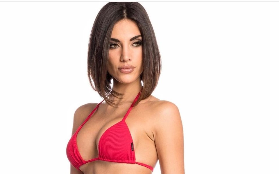 За италианската красавица вниманието е просто задължителен елемент. е много