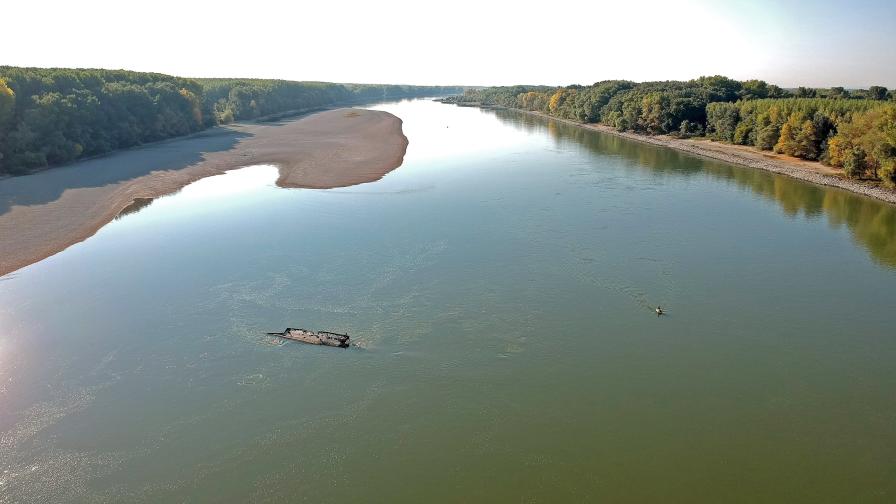 Останките на кораб, потънал по време на Втората световна война, се разкриват от необичайно ниското ниво на водата на река Дунав близо до Vamosszabadi, северозападна Унгария