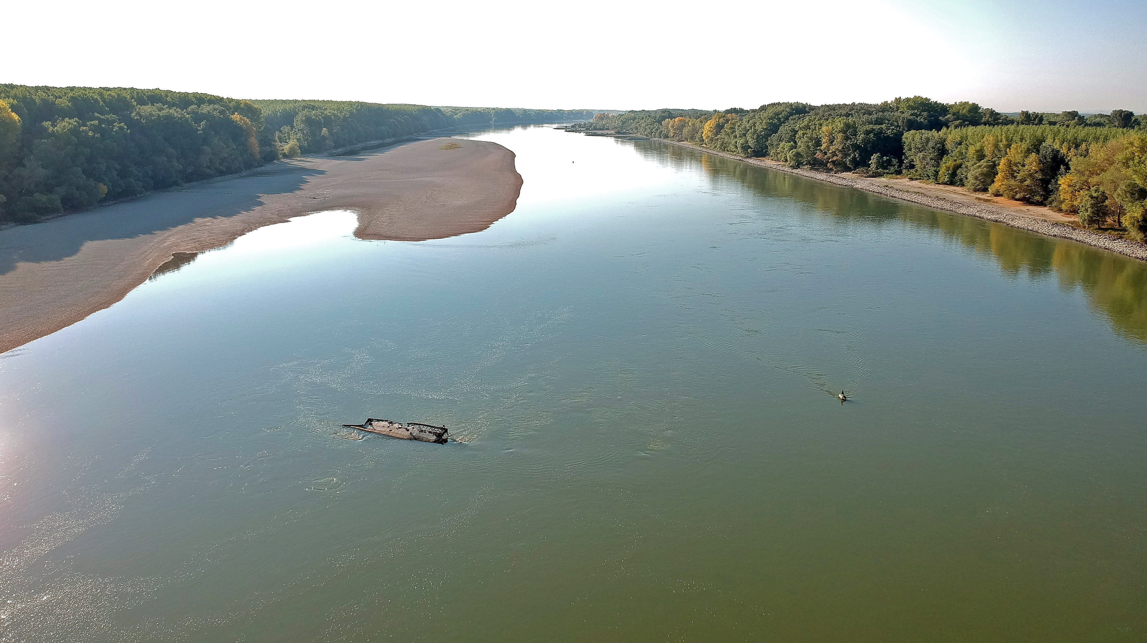 <p>Останките на кораб, потънал по време на Втората световна война, се разкриват от необичайно ниското ниво на водата на река Дунав близо до Vamosszabadi, северозападна Унгария</p>