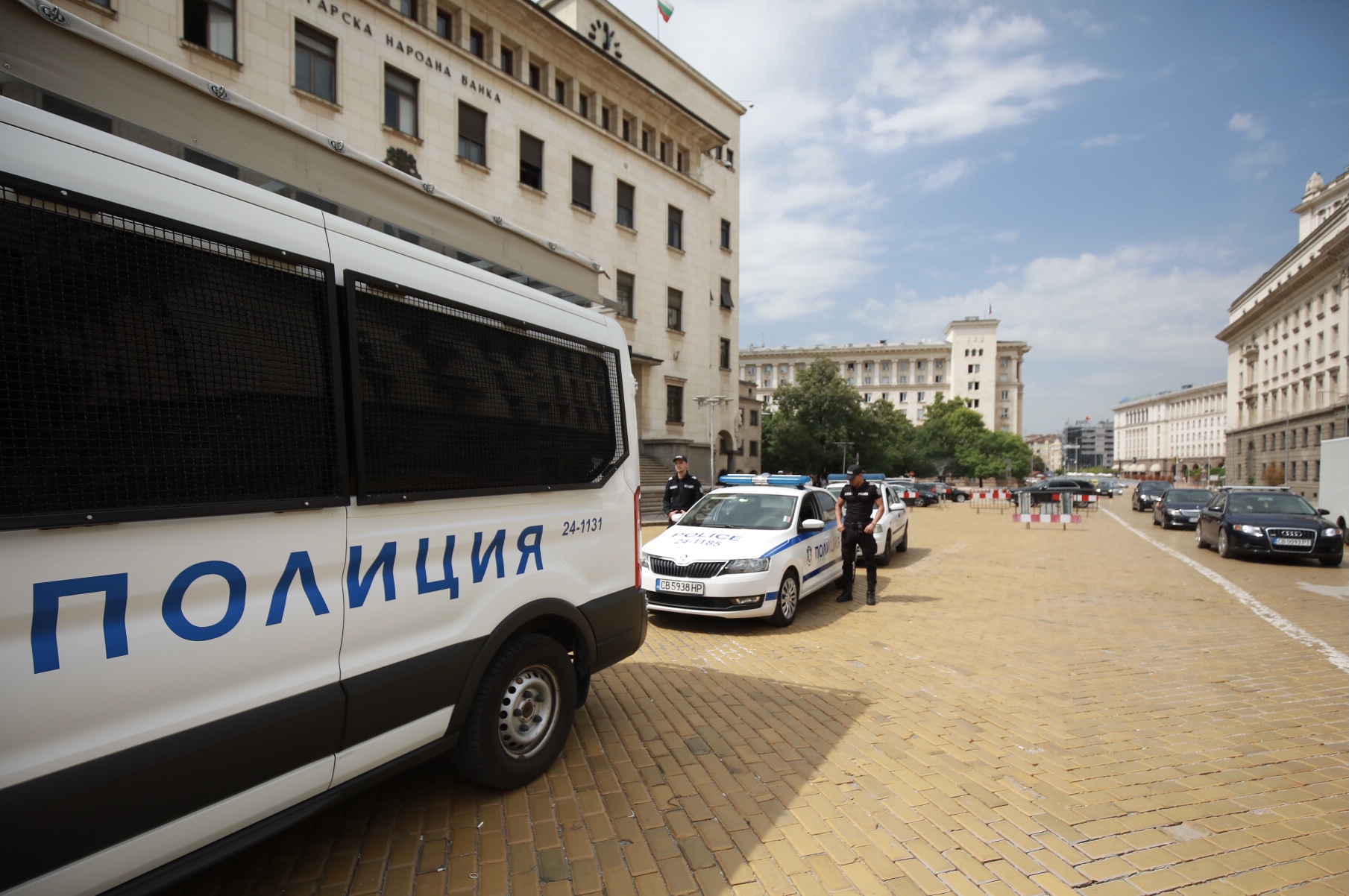 <p>Точно в 13:00 часа служителите на МВР в цялата страна почетоха с едноминутно мълчание паметта на загиналите полицаи и Атанас Градев и Йордан Илиев. Пред сградите на Българската народна банка и Столичната пожарна екипи на МВР застанаха мирно до автомобилите си и включиха звукови и сигнални сирени в знак на почит.</p>