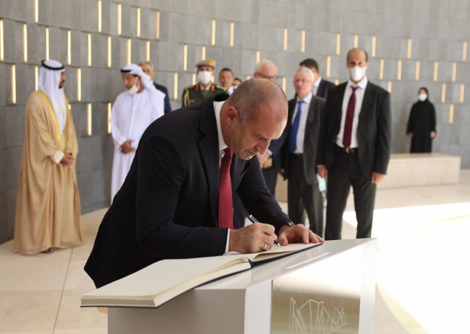 <p>В Абу Даби президентът Румен Радев отдаде почит пред Мемориала на загиналите при изпълнение на своя дълг</p>