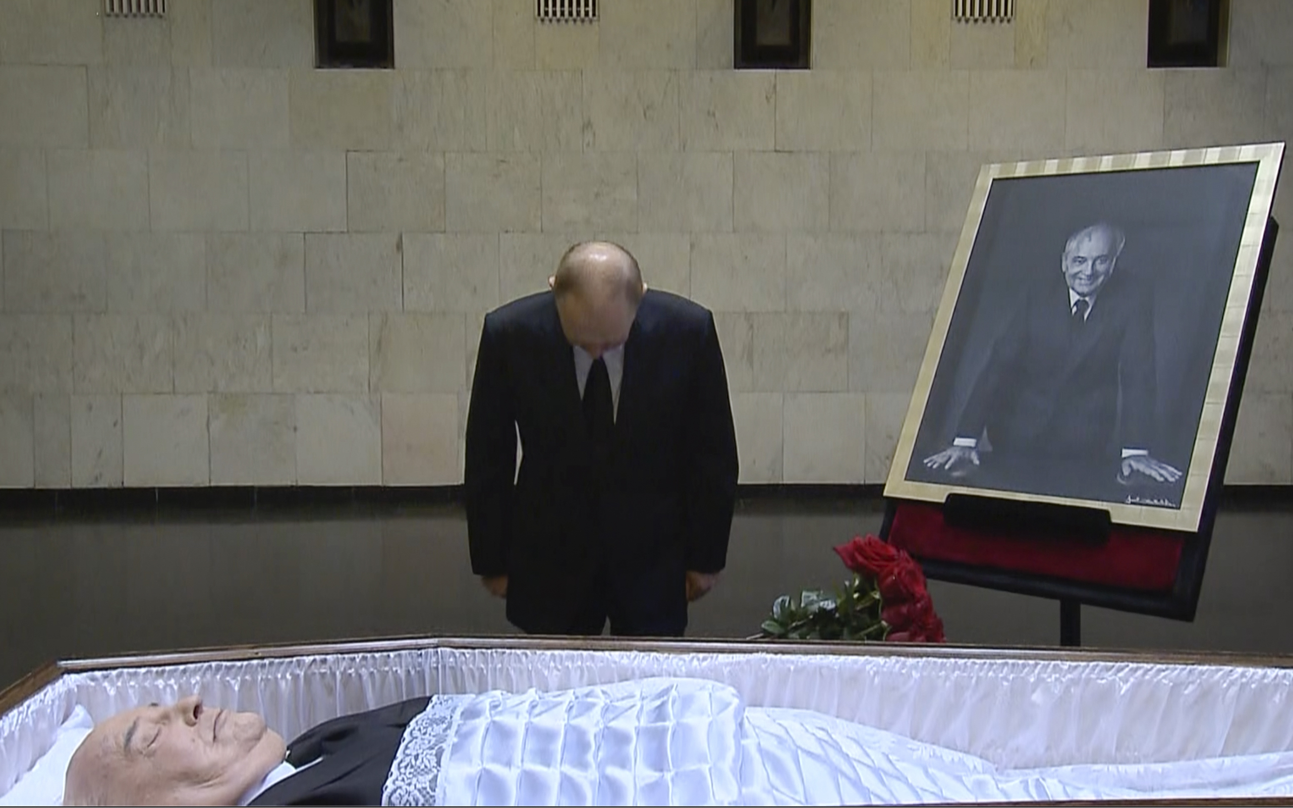 <p>Руският президент Владимир Путин няма да присъства на погребението на Михаил Горбачов в събота, тъй като работният график, &quot;за съжаление, не му позволява&quot;, заяви&nbsp;Дмитрий Песков.</p>

<p>Путин се е простил с последния съветски&nbsp;лидер в Централната клинична болница в Москва и е положил цветя на ковчега му. Руската държавна телевизия показа как Путин се доближава до отворения ковчег на Горбачов и поставя букет червени рози до него. Той стои за кратко в мълчание и с наведена глава, докосва ковчега, прекръства се и се оттегля.</p>