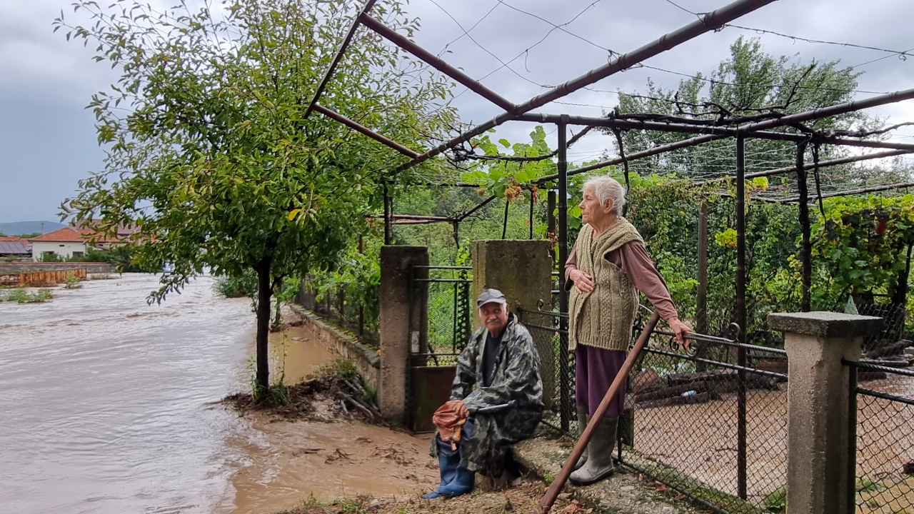 <p>Поне 40 къщи са наводнени в село Каравелово, съобщи кметът на населеното място Славка Червенкова. Положението е много зле. Мостовете над река Татлъ дере, които са при Културния дом и ракиджийницата, преливат. Имам бедстващи хора, евакуирани в момента, заяви още кметът. Те ще бъдат настанени временно в кметството.</p>