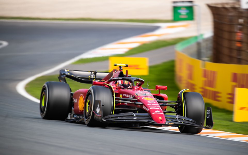 Пилотите на Ферари Шарл Льоклер и Карлос Сайнс-младши дадоха най-добри