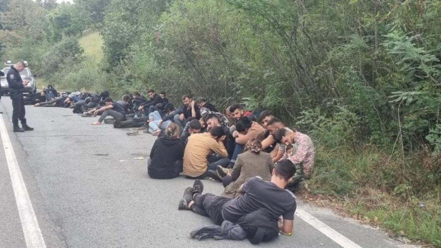 Заловиха 50 мигранти от Сирия в Бургаско (СНИМКИ)