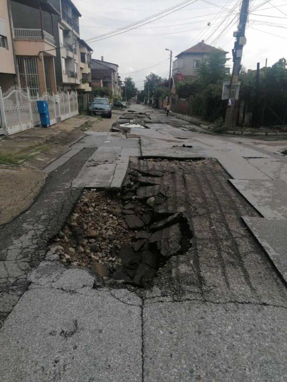 <p>След силния дъжд в Петрич: Отнесен асфалт и блокирани улици</p>