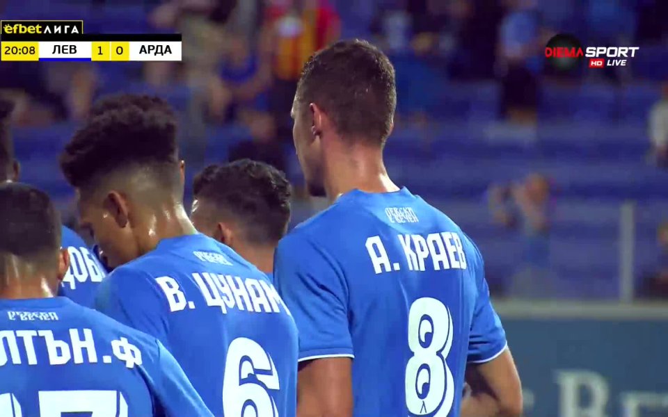 Филип Кръстев центрира от ъглов удар на далечната греда, където