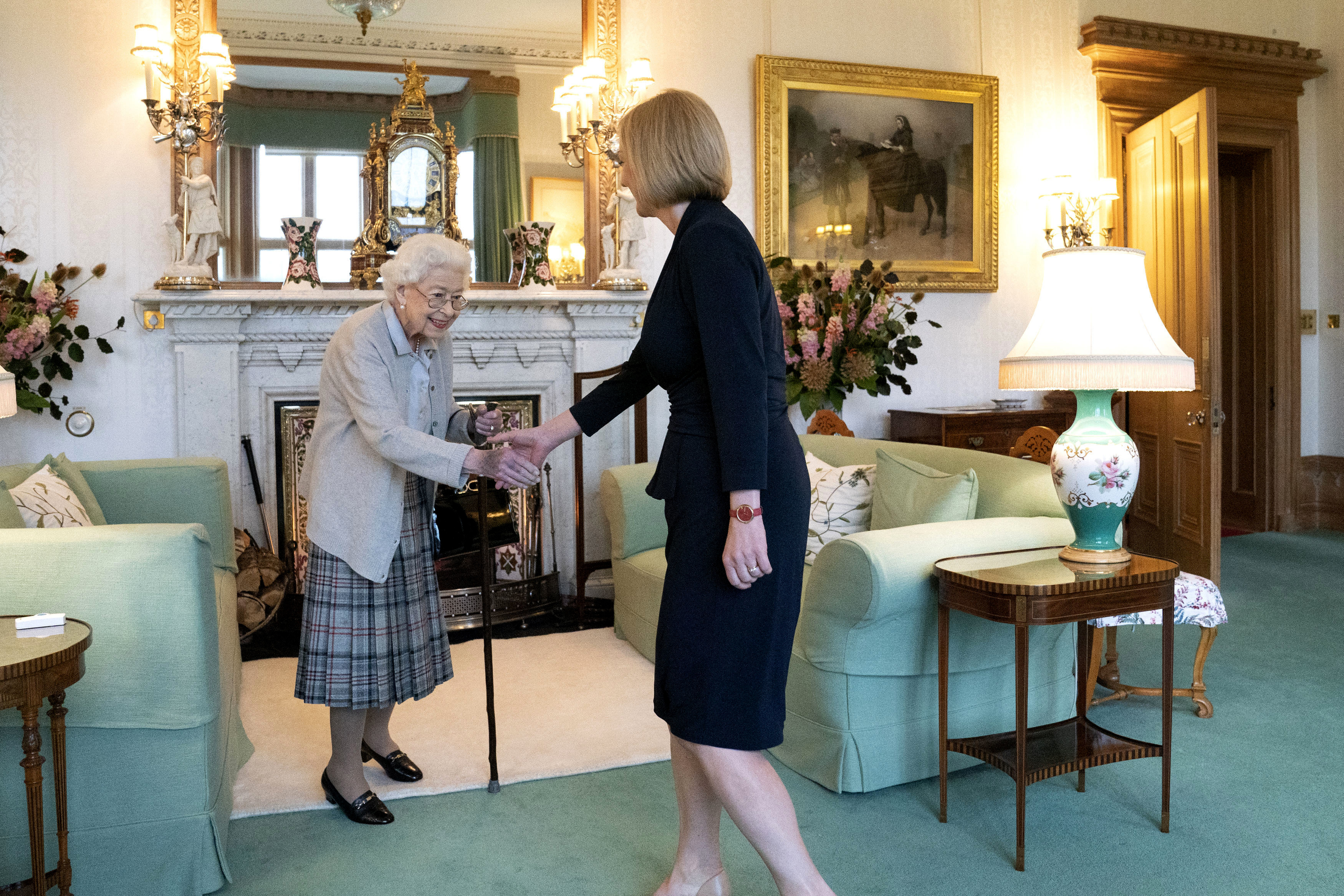 <p>Кралица Елизабет Втора назначи днес Лиз Тръс за нов премиер на Великобритания. Това стана на церемония в замъка Балморал в Шотландия.</p>