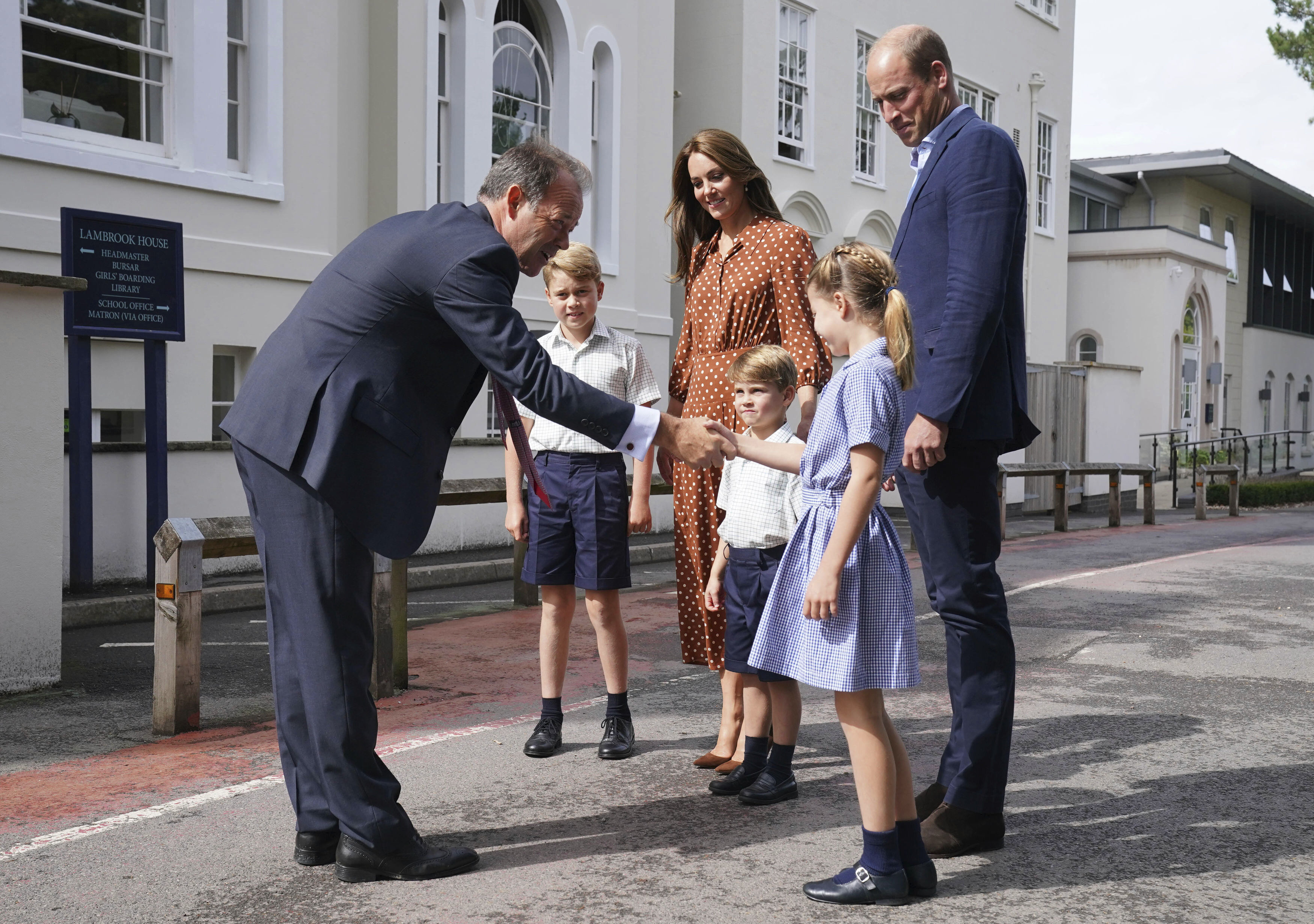 <p>Децата на херцозите на Уиндзор започват учебната година в ново училище, след като семейството на принц Уилям се премести извън Лондон.</p>