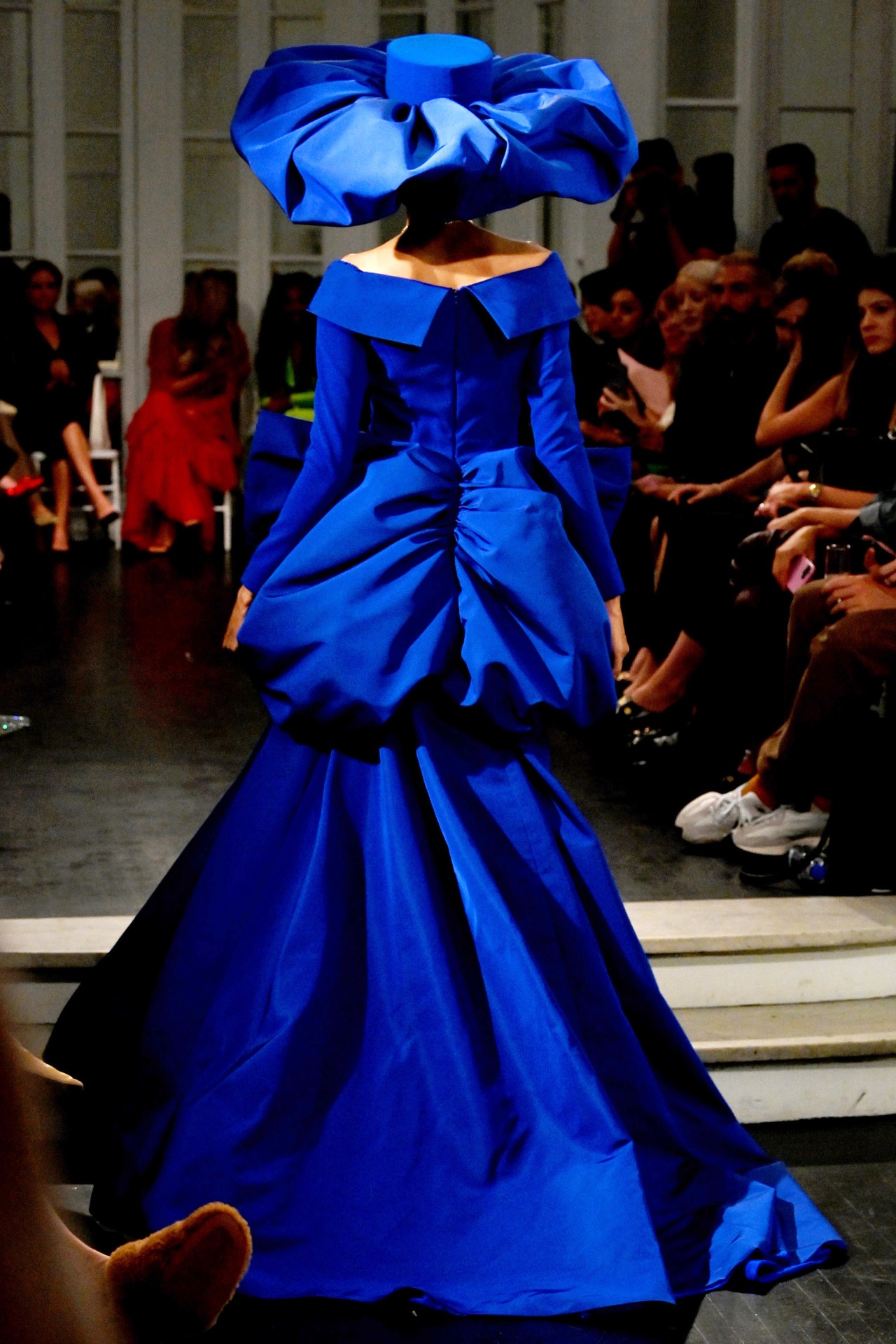 <p>Дизайнерът Кристиан Сирано откри Нюйоркската седмица на модата в бившата къща на Елизабет Тейлър, като представи секси прилепнали тоалети и коронните си бални рокли</p>