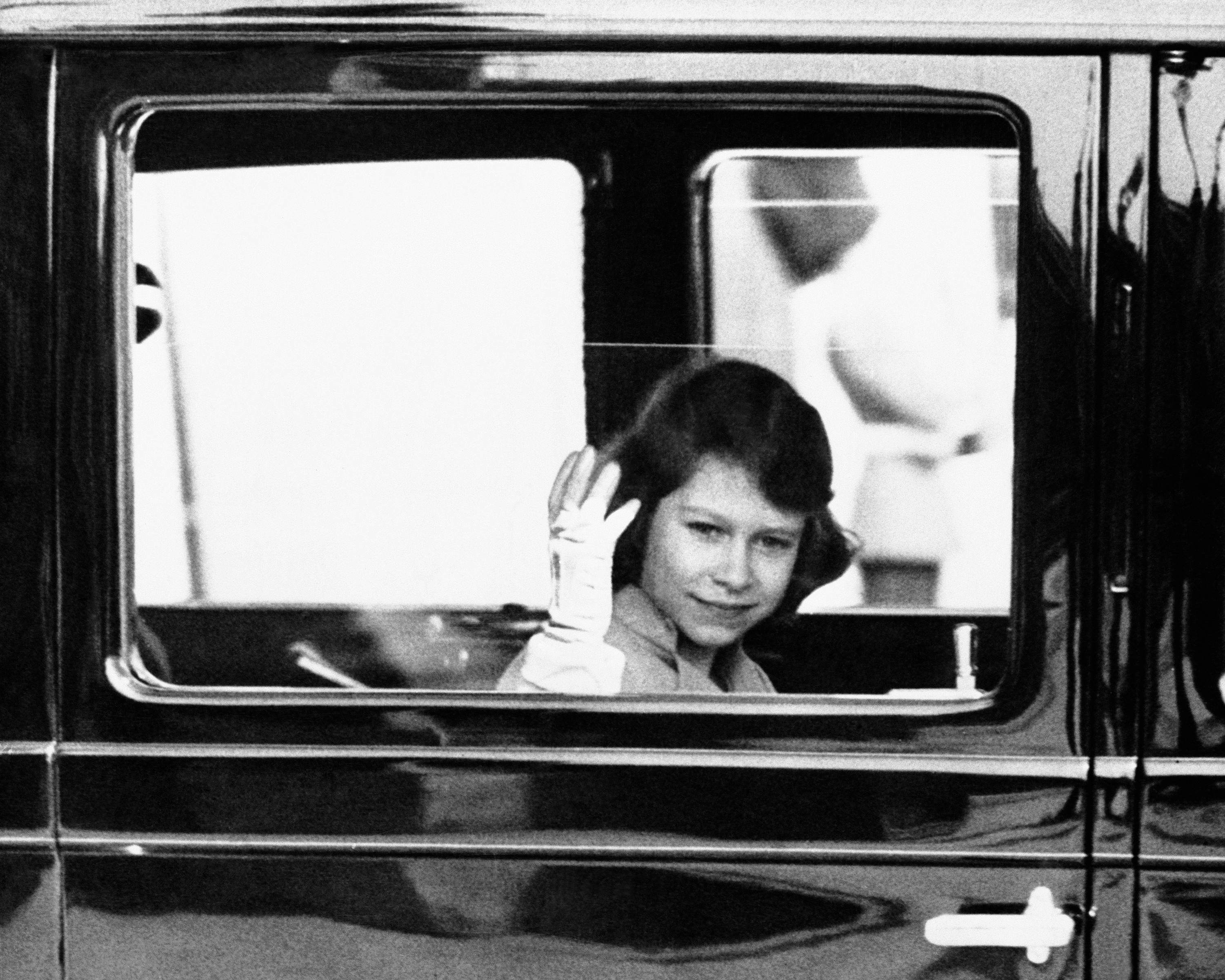 <p>6 юни 1937 г. - британската принцеса Елизабет маха на тълпата, която я гледа как напуска Бъкингамския дворец в Лондон.</p>