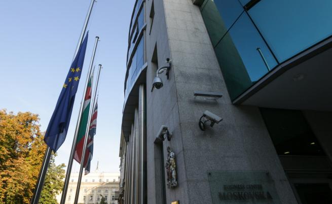 Британското посолство в София е с наполовина свалени знамена в памет на кралица Елизабет Втора